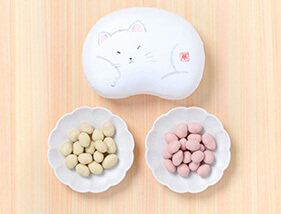 かりっとちょこ豆・ホワイト＆いちご（豆箱入り） 絵柄：猫