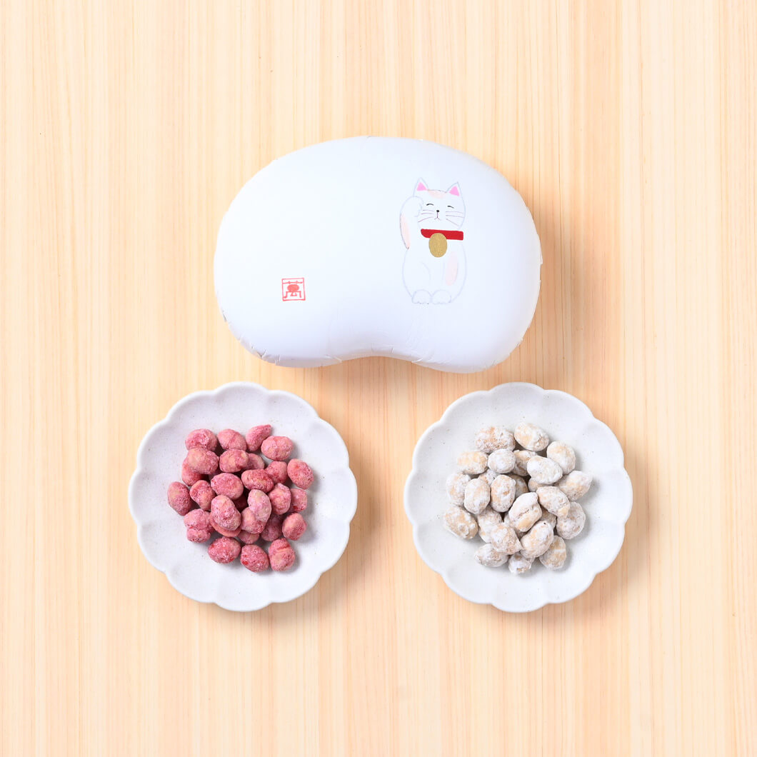 有機大豆の炒り豆・紅白豆（豆箱入り）　絵柄：招き猫(▼まめや金澤萬久紙袋（ＳＳ）付き)