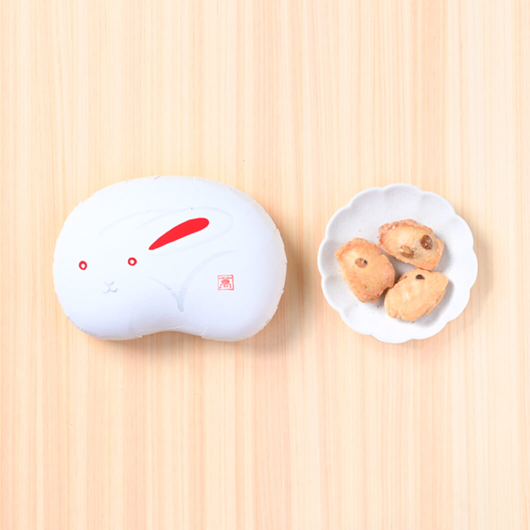 まめやのおかきなしょこら「しみみ」・黄な粉チョコ（豆箱入り）　絵柄：うさぎ(／袋無し)
