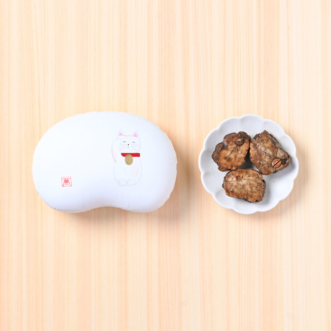 まめやのおかきなしょこら「しみみ」・焙じ茶チョコ（豆箱入り）　絵柄：招き猫(／袋無し)