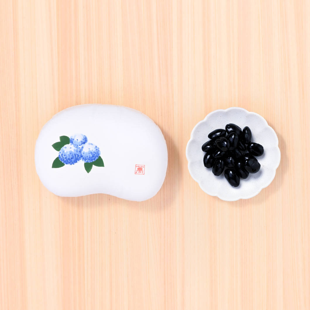 北の大地の黒豆甘納豆（豆箱入り）　絵柄：あじさい(▼まめや金澤萬久紙袋（ＳＳ）付き)