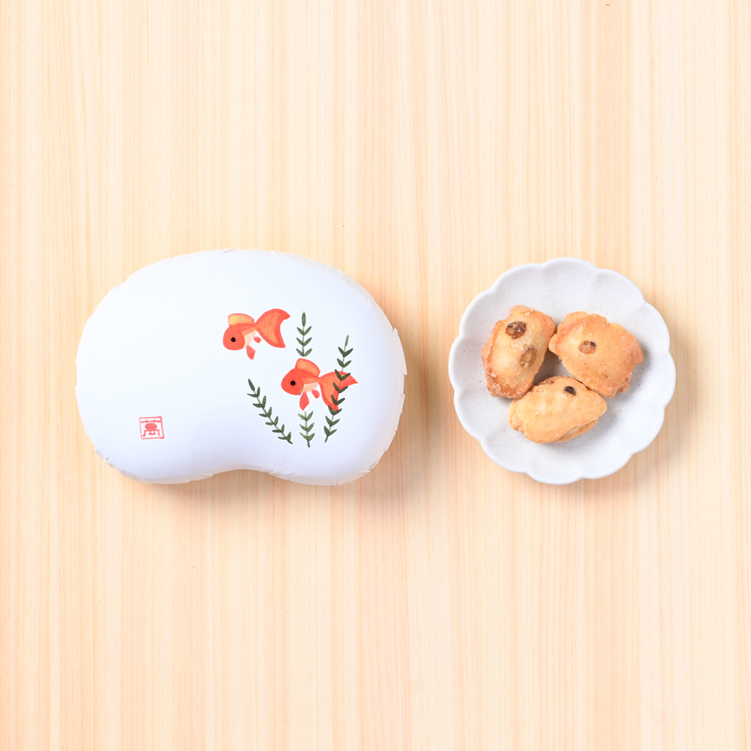 まめやのおかきなしょこら「しみみ」・黄な粉チョコ（豆箱入り）　絵柄：金魚(▼まめや金澤萬久紙袋（ＳＳ）付き)