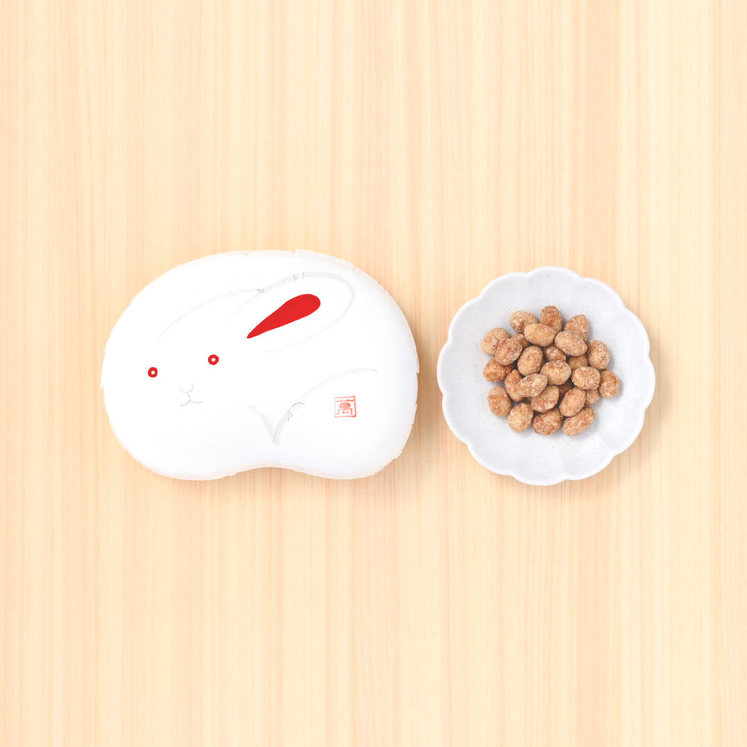 有機大豆の炒り豆　能登塩キャラメル（豆箱入り）　絵柄：うさぎ(▼まめや金澤萬久紙袋（ＳＳ）付き)