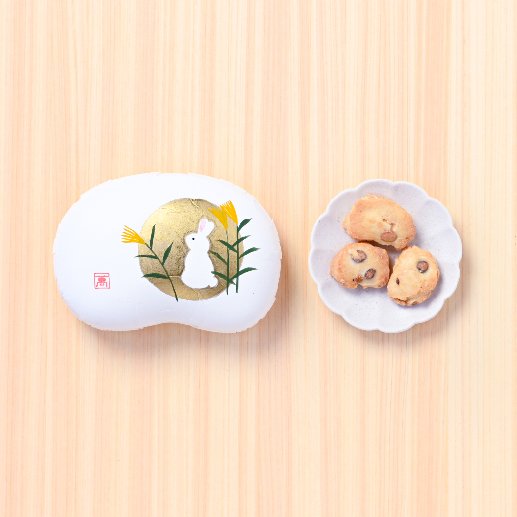 まめやのおかきなしょこら「しみみ」・黄な粉チョコ（豆箱入り）　絵柄：お月見うさぎ