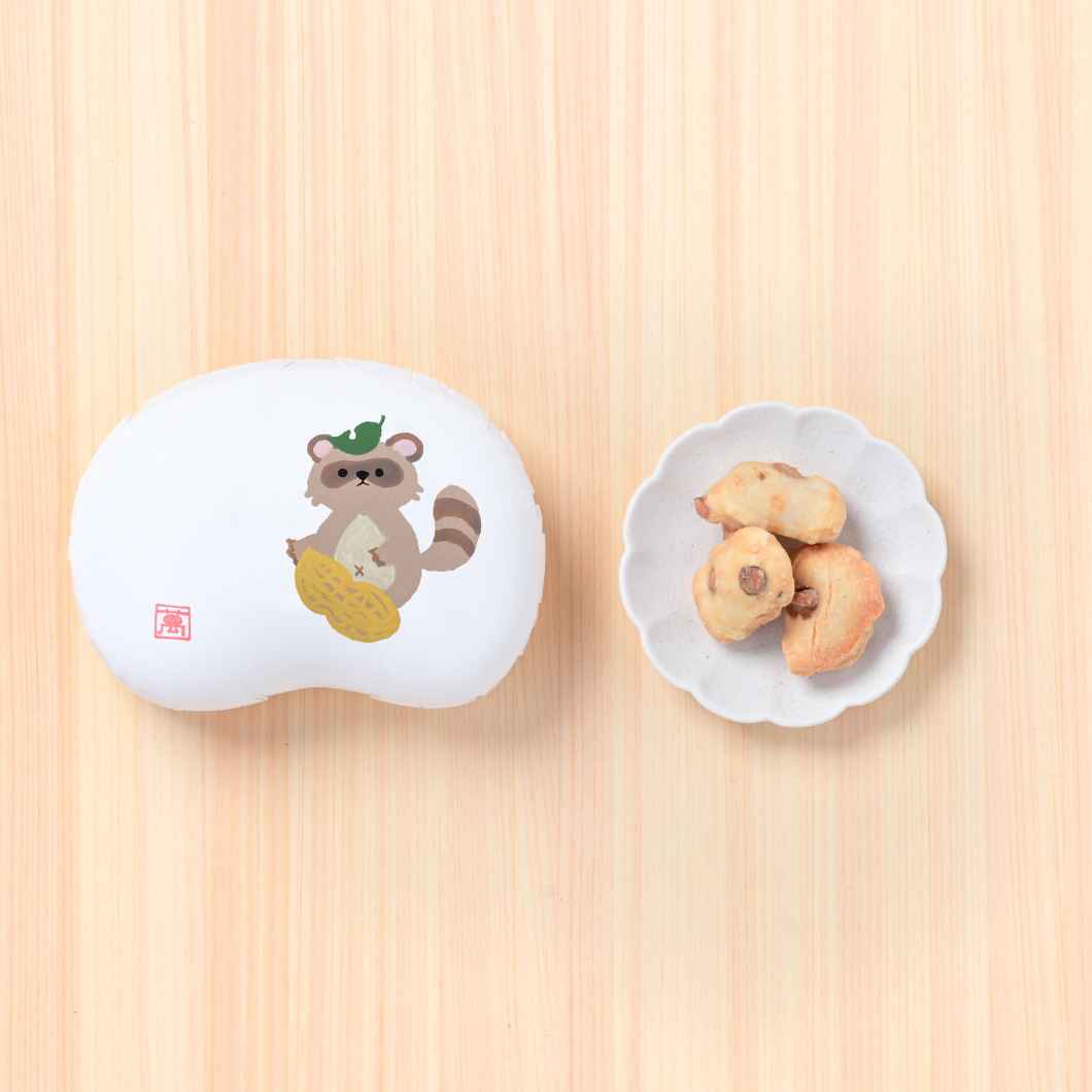 まめやのおかきなしょこら「しみみ」・黄な粉チョコ（豆箱入り）　絵柄：狸と落花生(▼まめや金澤萬久紙袋（ＳＳ）付き)